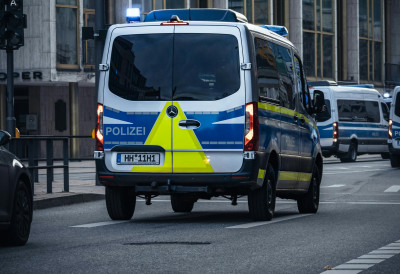 Летеле флаше, „радиле“ мотке, шипке и палице! ДВЕ ПОРОДИЦЕ ИЗ СРБИЈЕ ЗАРАТИЛЕ ИСПРЕД РЕСТОРАНА У БЕЧУ Пала пресуда, а потом и ЈЕЗИВА ОСВЕТА