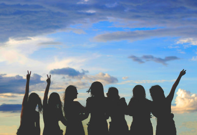 ФОРМУЛА СРЕЋЕ СА ДРУШТВЕНИХ МРЕЖА Шта је „Теорија 7 пријатеља“ и зашто је опасна зависност само од једне особе?