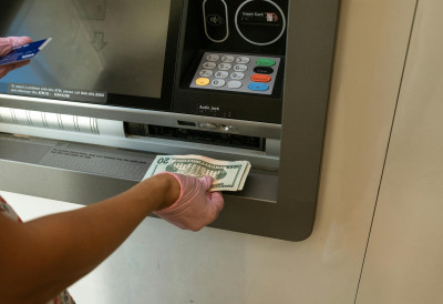 КАД ЈЕ ТЕШКО – КЕШ! Рат, глобална криза, блекаут - ЧУВАЊЕ ГОТОВИНЕ ЗА “ЦРНЕ ДАНЕ” као главни савет ЦЕНТРАЛНИХ БАНАКА Ево где „папир“ надмоћно доминира