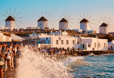 ЛЕТОВАЊЕ У ГРЧКОЈ ПОСКУПЕЛО, А ОНИ ПРЕД СЕЗОНУ ДОНЕЛИ ШОК ОДЛУКУ Ево ко НЕЋЕ МОРАТИ да даје отиске прстију и биометријске податке