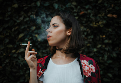 Стиже прва генерација без дуванског дима! БРИТАНЦИ УВОДЕ ДОЖИВОТНУ ЗАБРАНУ ПУШЕЊА за особе рођене после 2008! Ево где све неће смети ДА СЕ ЗАПАЛИ у присуству деце