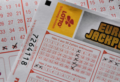 ОТАЦ И СИН ГОДИНАМА ИГРАЛИ ИСТУ КОМБИНАЦИЈУ, ПА СИНОЋ "УБОЛИ" СЕДМИЦУ? Из насеља у Параћину чуо се ватромет