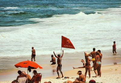 Какво „шишање“! БРИТАНСКИ ТУРИСТА ПЛАТИО КЕБАБ 1.500 ФУНТИ Нова у низу ПРЕВАРАНТСКИХ ФОРА на Копакабани! Преварант са саучесником „МУТИО“ с терминалом