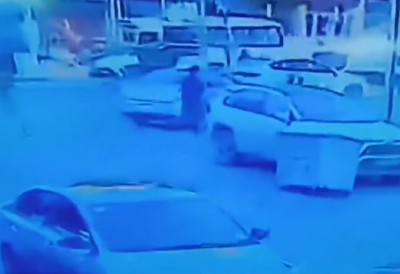 (ВИДЕО) ПОГЛЕДАЈТЕ ТРЕНУТАК КАДА ЈЕ ОТЕТА АМЕРИЧКА НОВИНАРКА У БАГДАДУ Угурана у аутомобил, возило се преврнуло приликом бекства!