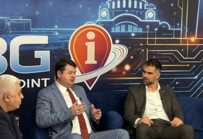 "СКАНДАЛОЗНО ЈЕ НАСРТАЊЕ НА ПОЛИЦИЈУ" Градоначелник Мићин о снимку испред Ректората који све говори: Блокадер гура полицајца, а он га смирује! Открио и о чему је причао са Ђокићем на почетку блокада