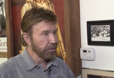 ИНТЕРНЕТОМ СЕ ШИРЕ ЛАЖНЕ ВЕСТИ О СМРТИ ЧАКА НОРИСА Породица реаговала: Не верујте ничему што не долази од нас!