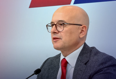 (ВИДЕО) ХИТНА РЕАКЦИЈА ЛИДЕРА СНС ВУЧЕВИЋА НА СКАНДАЛОЗНО ПОНАШАЊЕ ПРИПАДНИКА ПОЛИЦИЈЕ У НОВОМ САДУ: Ко је на чијој страни?