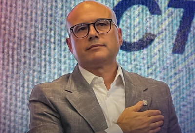 "ПОДНЕСИ ОСТАВКУ НА МЕСТО РЕКТОРА, ПА ПУТУЈ ГДЕ ХОЋЕШ" Лидер СНС Вучевић о срамном одласку политичара Ђокића у Брисел: Тамо се клања, а не поштује институције своје државе