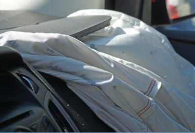 СЛЕТЕО СА ЛИТИЦЕ СА ВИСИНЕ ОД 70 МЕТАРА И ПРЕЖИВЕО Ауто се преврнуо неколико пута, ВОЗАЧ НЕПОВРЕЂЕН