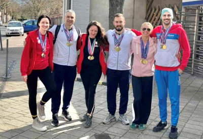 ПЛИВАЧИ ВОЈВОДИНЕ НИЖУ УСПЕХЕ: Ветерани у Бекешчаби освојили 26 медаља