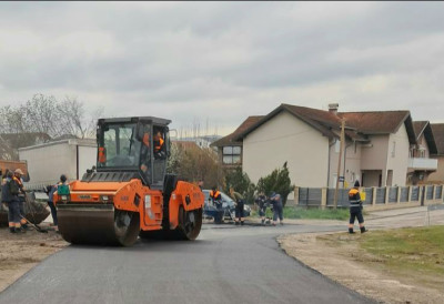 ПУТАРИ РАДЕ НА ВИШЕ ОД 20 ЛОКАЦИЈА У НОВОМ САДУ Поправке коловоза, стаза и сигнализације широм града