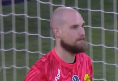 (ВИДЕО) ПРЕДРАГ РАЈКОВИЋ У ЦЕНТРУ ИНЦИДЕНТА: Српски голман после пораза сукобио се са навијачима свог тима