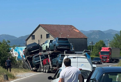 КАМИОН СА ФИЈАТ „ПАНДАМА“ У ЦРНОЈ ГОРИ СЛЕТЕО СА ПУТА Теретњак улупан, аутомобилима скоро ништа