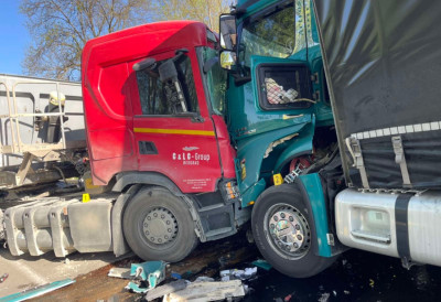 (ФОТО) СИЛОВИТ СУДАР ДВА ШЛЕПЕРА КОД АРАНЂЕЛОВЦА: Саобраћај у потпуном прекиду