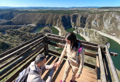 (ФОТО) НОВОСАЂАНКА ИСПРОШЕНА НА ЈЕДНОЈ ОД НАЈЛЕПШИХ ЛОКАЦИЈА У СРБИЈИ Без оклевања рекла ДА, туристички водич испричао све о дивној веридби