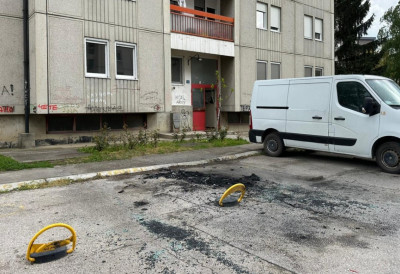 (ФОТО) СТРАШАН ЗВУК ПРОБУДИО ГРАД! У рану зору у Чачку изгорео луксузни џип испред зграде