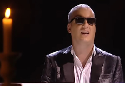 ЗАМАЛО ДА НИКО НИЈЕ ВИДЕО Гитариста узео бакшиш са клавијатуре Саше Матића СНИМАК НА КОЈЕМ НОВАЦ СТАВЉА У СВОЈ ЏЕП ПОДЕЛИО МРЕЖЕ (ВИДЕО)