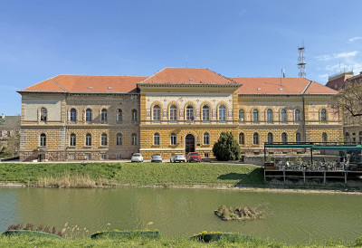 (ФОТО) ОВА ЗГРАДА У ЗРЕЊАНИНУ КРИЈЕ НЕВЕРОВАТНУ ПРИЧУ Преживела планове рушења и данас доминира градом