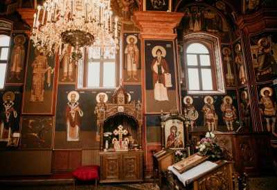 (ВИДЕО) НОВАЦ НИКАДА НЕ СТАВЉАЈТЕ НА ИКОНЕ Теолог објаснио где се тачно оставља прилог у цркви: "Оне се целивају, нису ту да би се новац одлагао на њих"