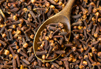 СВЕТ ЈЕ ПОЛУДЕО ЗА ОВОМ ВОДОМ СА КАРАНФИЛИЋЕМ Чини чуда у организму, али потребан је ОПРЕЗ!