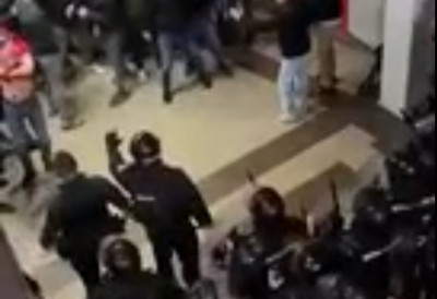 (ВИДЕО) ТУЧА ДЕЛИЈА И ЖАНДАРМЕРИЈЕ У ХОДНИКУ АРЕНЕ: Летеле бакље, канте, а онда је настао стампедо, Гробари гађали људе са децом топовским ударима