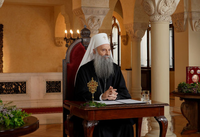 ПОРУКА ВЕРЕ И НАДЕ У ВРЕМЕНУ СТРАХА Патријарх Порфирије упутио васкршњу посланицу: „Христос васкрсе“ као одговор на немире света ПОЗИВ НА ЉУБАВ, ПРАШТАЊЕ И ДУХОВНО БУЂЕЊЕ