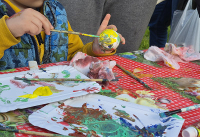 УСКРШЊИ ХУМАНИТАРНИ БАЗАР НА ДЕТЕЛИНАРИ ЗА НАШУ КОЛЕГИНИЦУ БРАНКУ: Деца фарбају јаја, организовано и дружење са зечевима (ФОТО, ВИДЕО)