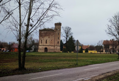 ЗАМАК ИЛИ НЕШТО ДРУГО: Необична грађевина код Каштела Ечка привлачи туристе, али и авантуристе