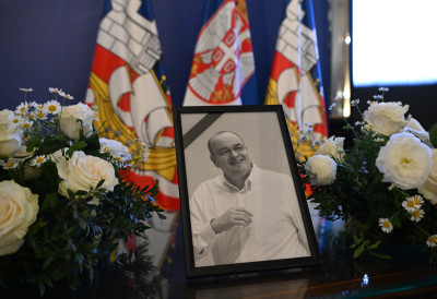 САХРАЊЕН ДУШКО ВУЈОШЕВИЋ: Прослављени кошаркашки тренер у легенду отишао уз песму Ђорђа Балашевића "Стих изнад свих", а навијачи Партизана су потом отпевали песму "Да волим црно-беле"