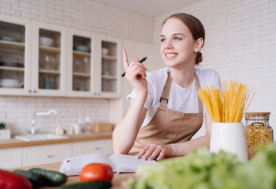 ХАОС У КУХИЊИ ЗБОГ ЗАСТАРЕЛИХ САВЕТА Престаните да верујете у ове трикове, савремено кување их је ПРЕГАЗИЛО