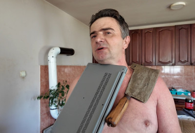 (ФОТО) МИЛАН ТВРДИ ДА ИМА НЕОБИЧНЕ МОЋИ „Човек магнет“ на себи може да носи и неколико килограма метала