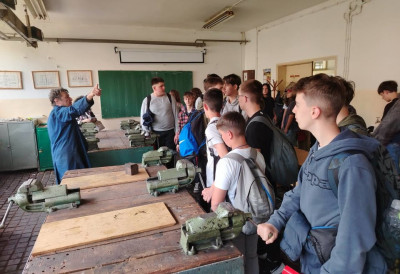 „TRY A SKILL“ ОБИШАО СРБИЈУ Хиљаде ђака кроз ВР наочаре и праксу откривало занимања будућности