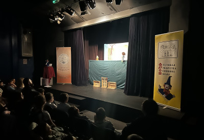 ЛУТКАРСТВО У ШКОЛСКИМ КЛУПАМА И НА СЦЕНИ: ФЛУОШ окупио девет најбољих глумачких трупа, а представе оцењује стручни и дечји жири
