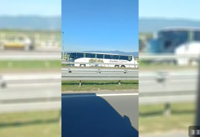 НЕСРЕЋА КОД ЋИЋЕВЦА Аутобус слетео с пута и завршио у пропусту ПУТНИЦИ СЕ САМИ ИЗВЛАЧИЛИ ИЗ ОЛУПИНЕ