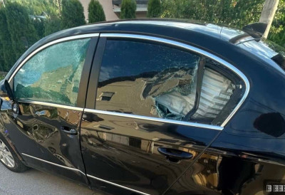 ДЕЧАЦИ ОД 11 ГОДИНА ТРОТИНЕТОМ УДАРИЛИ У АУТОМОБИЛ Кретали су се око 40 km/h У ТЕШКОМ СТАЊУ ПРЕВЕЗЕНИ У УРГЕНТНИ ЦЕНТАР