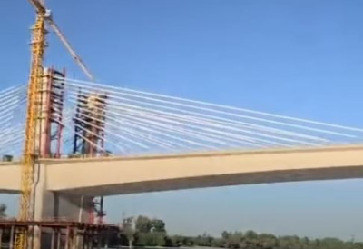 НА МЕТАР ОД СПАЈАЊА Пети новосадски мост готово повезао обале Петроварадина и Каћа ФРУШКОГОРСКИ КОРИДОР ПРЕМОСТИО ДУНАВ (ВИДЕО)