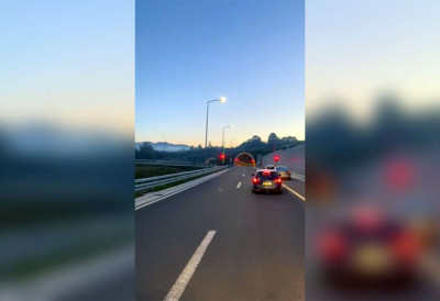 ВОЗАЧ УШАО У СУПРОТАН СМЕР КОД ТУНЕЛА ЛАЗ Хитно се активирао упозоравајући разглас и спречио несрећу