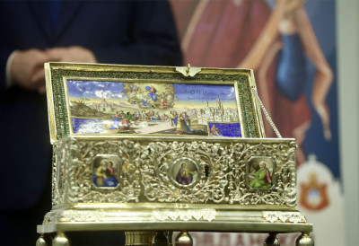 ИСПРЕД ЦРКВЕ ОКУПИО СЕ ВЕЛИКИ БРОЈ ВЕРНИКА Појас Пресвете Богородице дочекан у Вазнесењској цркви у Београду (ВИДЕО)