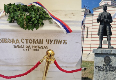 Бициклом кроз Војводину: Салаш Ноћајски (2)  - Змај од Ноћаја испред сеоске цркве и даље бди над Мачвом