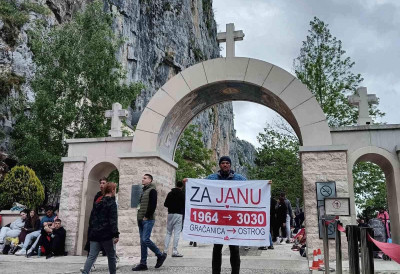 ШЕСТ ДАНА ХОДА ДО ОСТРОГА, ЈЕДНА МОЛИТВА И ВЕЛИКА НАДА ЗА МАЛЕНУ ЈАНУ Хуманитарац Иван поново пешачи за болесну децу – до сада прикупио 50.000 евра