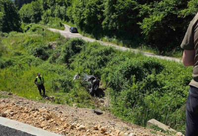 АУТОМОБИЛ СЛЕТЕО СА ПУТА У ПРОВАЛИЈУ Возач и сувозач погинули на лицу места