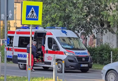 (ВИДЕО) Гледао у мобилни док је прелазио пут?! ОБОРЕН ПЕШАК У ФРУШКОРСКОЈ УЛИЦИ Хитно превезен у болници с ПОВРЕДОМ ГЛАВЕ