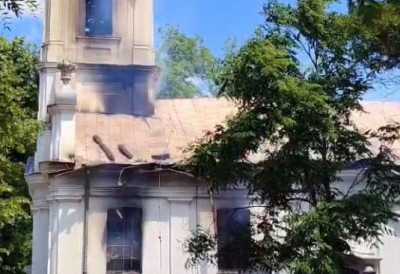 (ФОТО, ВИДЕО) За 15 минута је настао потпуни хаос! СВЕШТЕНИК БУЗАЏИЈА О СТРАВИЧНОМ ПОЖАРУ У БОТОШУ: Посебна траума нам је СУДБИНА ИКОНОСТАСА Све се десило МУЊЕВИТО БРЗО