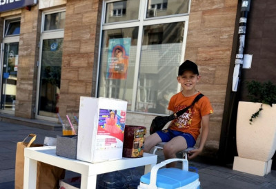 Помоћ потребнија него икада! НИКОЛА (9) ПРОДАЈЕ ЛИМУНАДУ КАКО БИ СКУПИО НОВАЦ ЗА ЛЕЧЕЊЕ СЕСТРИЦЕ ХЕЛЕНЕ Мали херој великог срца! НИ ВРУЋИНА МУ НИШТА НЕ МОЖЕ