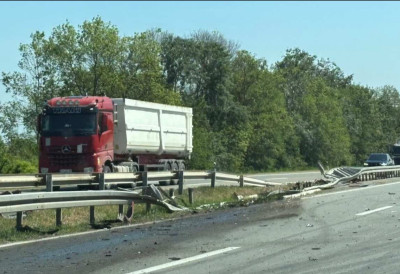 ГРДОСИЈА ОД НЕКОЛИКО ТОНА ЗАВРШИЛА У ЗАШТИТНОЈ ОГРАДИ КОД СМЕДЕРЕВА Возач шлепера изгубио контролу, срећом нема повређених