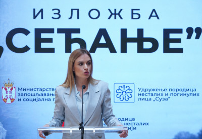 (ФОТО) МИНИСТАРКА ЂУРЂЕВИЋ ОТВОРИЛА ИЗЛОЖБУ „СЕЋАЊА“:  „Србија неће одустати од трагања за истином“