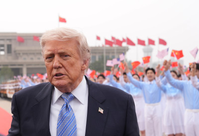 ИЗ КИНЕ СВЕ У ЂУБРЕ Ништа из Пекинга није смело у Трампов авион пре полетања АМЕРИЧКО ОСОБЉЕ ПОБАЦАЛО ПРЕДМЕТЕ ДОБИЈЕНЕ ОД КИНЕСКИХ ЗВАНИЧНИКА