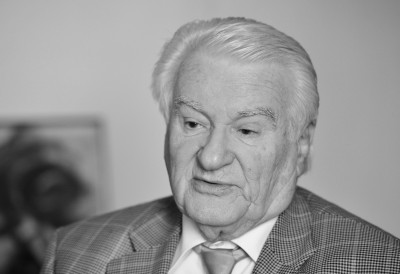 Вучић упутио саучешће поводом смрти Драгољуба Мићуновића: Неоспоран и препознатљив допринос развоју политичке мисли и јавне дебате