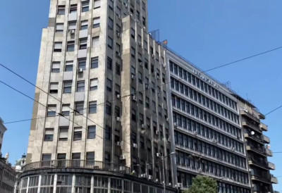 ПОЧЕЛА АКЦИЈА НА ПАЛАТИ „АЛБАНИЈА“ Алпинисти уклањају банер са зграде БЕЛЕ ЧИОПЕ ЋЕ БИТИ СЛОБОДНЕ