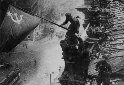 (ФОТО) ИСТОРИЈСКИ ДАН КОЈИ ЈЕ ОДРЕДИО ТОК РАТА На данашњи дан завијорила се совјетска застава на Рајхстагу
